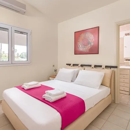 Sleeps 8 With Pool And Air Con *