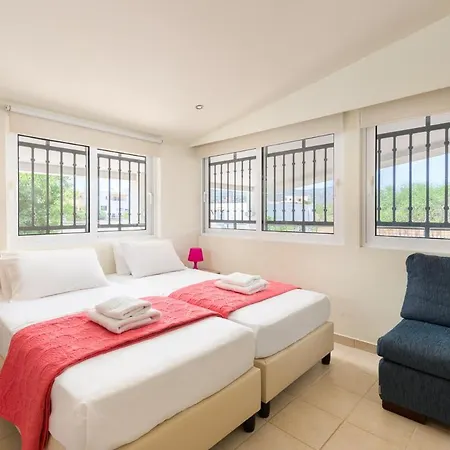 וילה Sleeps 8 With Pool And Air Con גנאדי