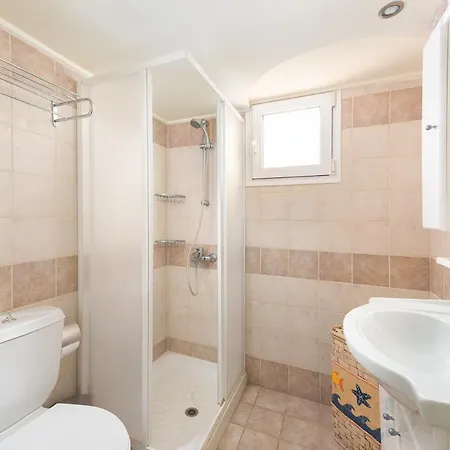Sleeps 8 With Pool And Air Con * גנאדי