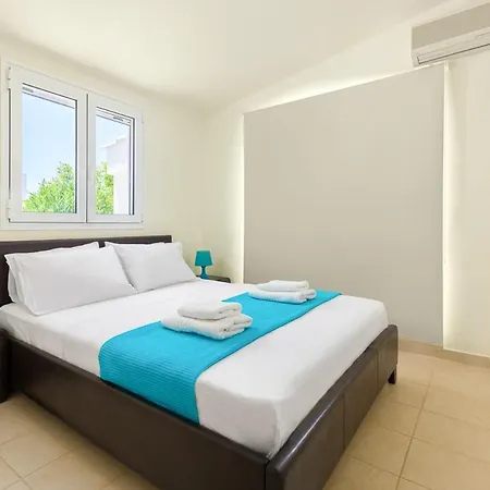 Sleeps 8 With Pool And Air Con וילה *