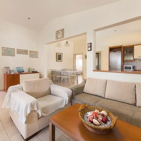 Sleeps 8 With Pool And Air Con וילה *