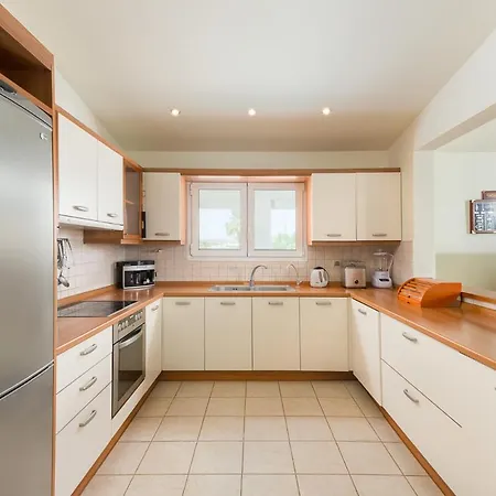 Sleeps 8 With Pool And Air Con Villa